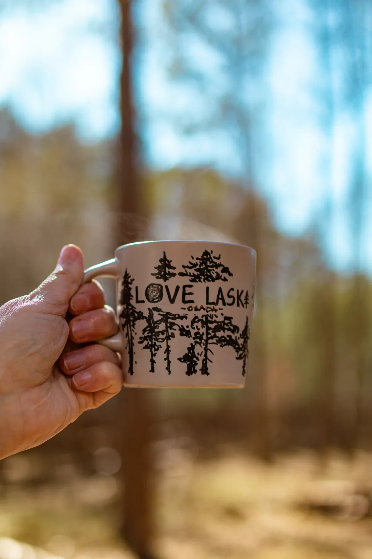 Kubek LoveLaski z widokiem na las