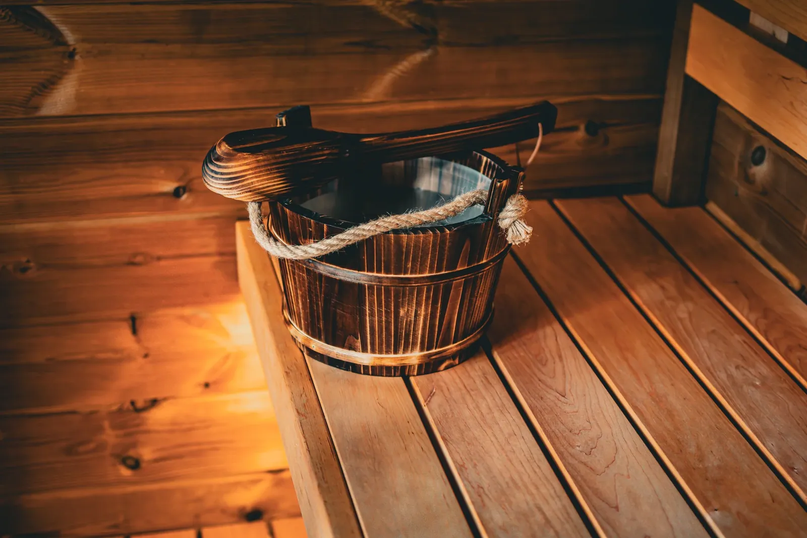 A water bucket and bench in the sauna